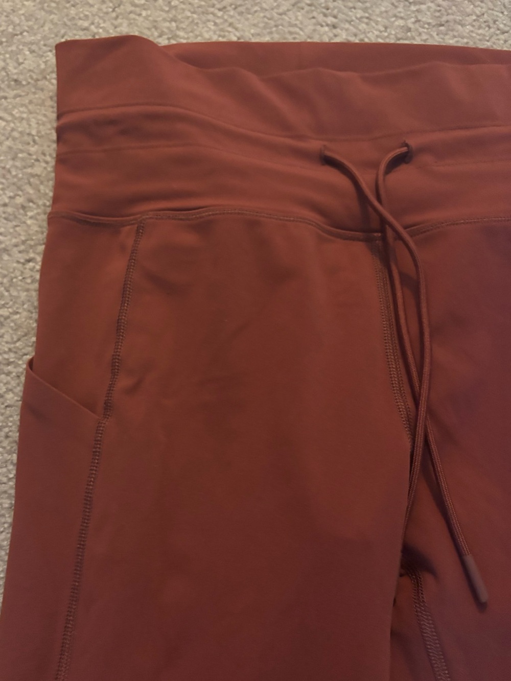 Vuori Daily Pocket Legging in Currant - Picture 6 of 7